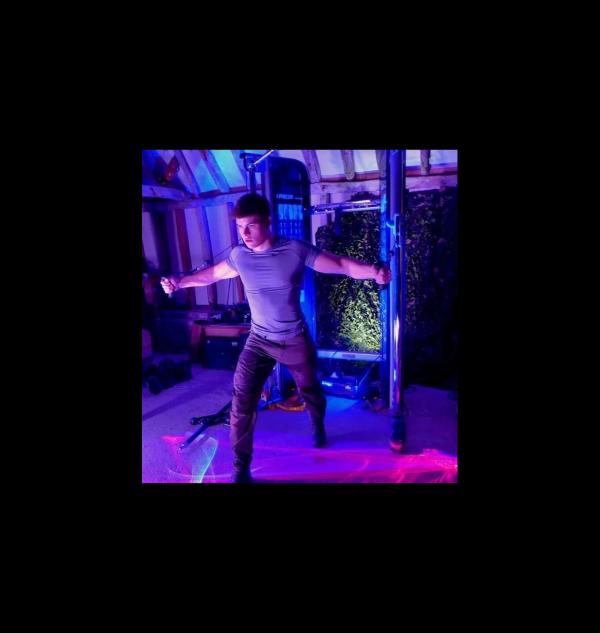 英國王室出了個英俊小哥，女王看好他，有望頂了哈里的缺