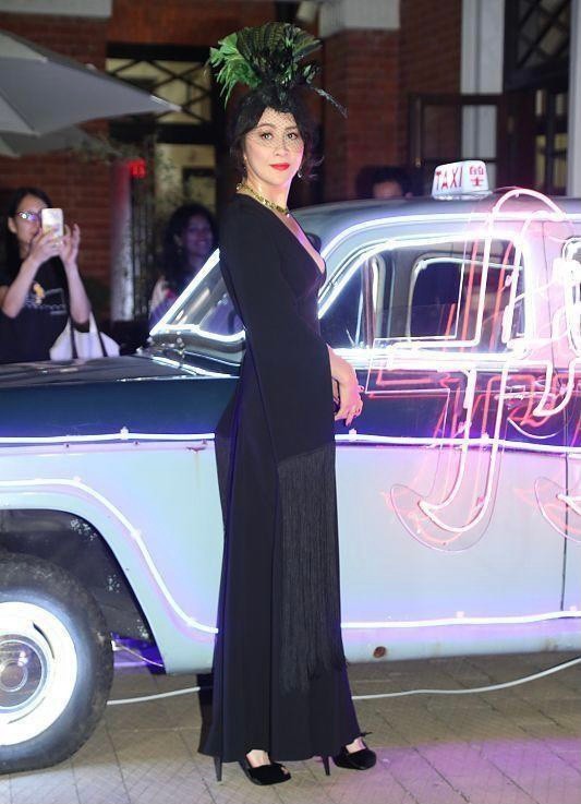 劉嘉玲的時尚有些難懂，走紅毯頭頂一簇“綠植”，卻意外有貴婦範