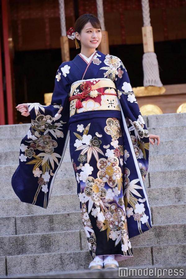 生見愛瑠拍攝成人禮寫真，爆料“媽媽很嚴厲但我想成為那樣的人”