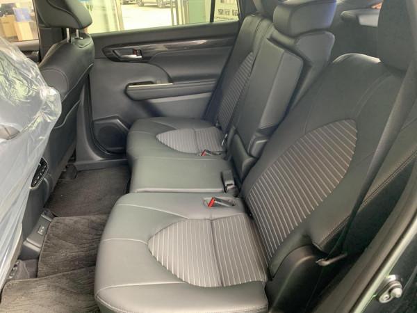 實拍皇冠陸放：豐田版黑武士，內飾精緻，氣場足