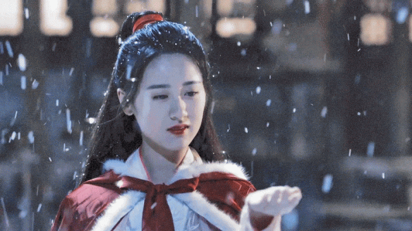 15位女星雪景美圖：楊冪嬌俏、劉詩詩經典，寫真照竟是沈月贏了？