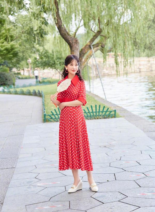 66歲趙雅芝的髮型真好看！空氣劉海時尚減齡，配棕色髮色優雅大氣