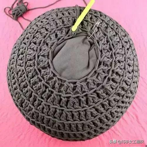 家裡的舊毛線，拿來鉤幾個圓形凳子，簡單好學，全家人都會喜歡