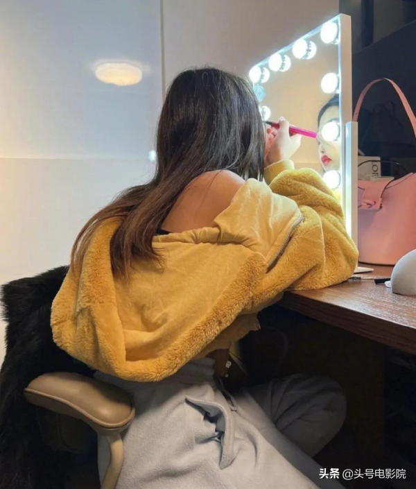 黃多多16歲戴金鍊塗眼影，爸爸萌娃早熟！曹格女兒11歲露肩畫眼線