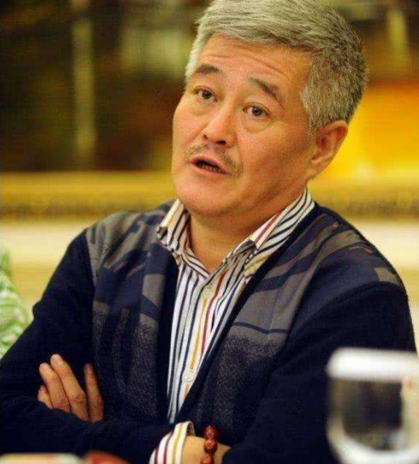 賀樹峰：被趙本山力捧12年不火，38歲娶小12歲嬌妻，開燒烤店被告