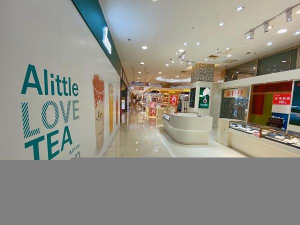 重慶楊家坪的地標商場，直通輕軌站，開了十幾年，人氣一直都很旺