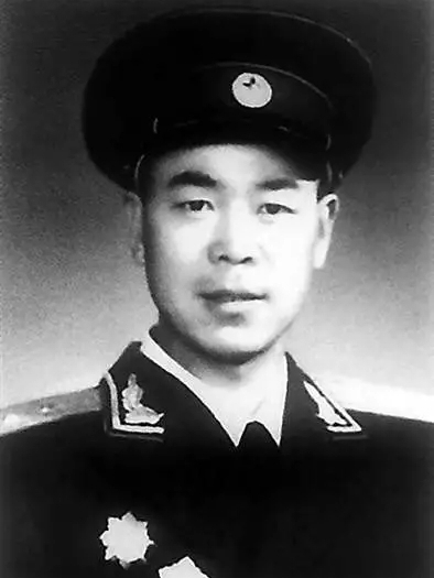 1959年,美蔣偵察機騷擾,上級命令:等一等?嶽振華當機立斷:打 1959年,美蔣偵察機騷擾,上級命令:等一等?嶽振華當機立斷:打