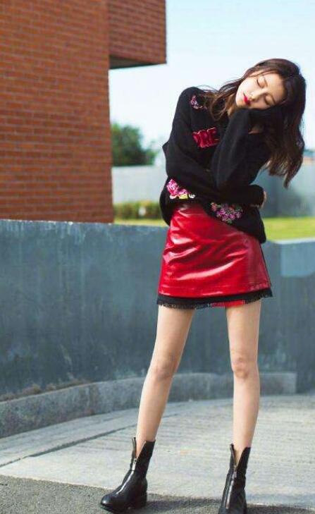 孫怡在海邊遊玩，辣媽也愛小清新西瓜外套，和海水一樣沁人心脾