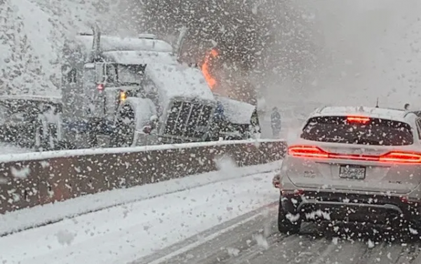 卑詩省公路多車連撞起火 6人重傷2危殆 車碎成渣 現場慘烈 緊急封路 卑詩省公路多車連撞起火 6人重傷2危殆 車碎成渣 現場慘烈 緊急封路
