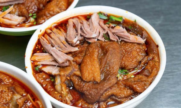 雲南農貿市場的小吃主角,10小時熬到骨肉分離,配米線才賣8塊錢 雲南農貿市場的小吃主角,10小時熬到骨肉分離,配米線才賣8塊錢