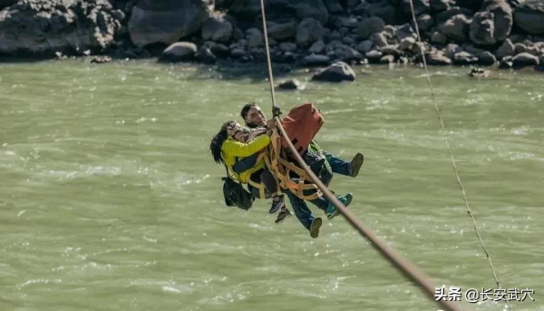 在300年前，古人在一年時間內，如何將40噸鐵鏈安在大渡河上？