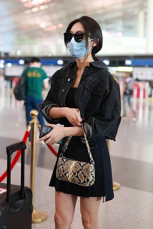 看不出黃夢瑩和何潔差了5歲，穿搭都挺貴氣的，成熟還高階