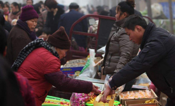 農民朋友得注意，年底集市山寨商品多，再便宜也別亂買