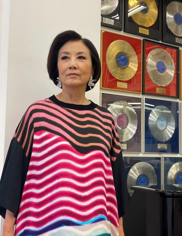 73歲汪明荃被誇“最潮奶奶”，用漁網拼接彩虹裙，比年輕人還敢穿