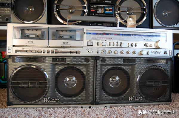 80年代夏普推出的行動式音響，4波段立體聲收音機盒式錄音機