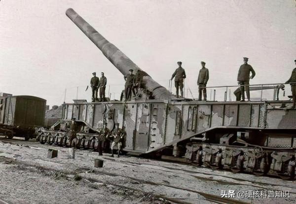 1350噸的古斯塔夫巨炮有多厲害?6發炮彈炸燬一座城,需4千人操作 1350噸的古斯塔夫巨炮有多厲害?6發炮彈炸燬一座城,需4千人操作