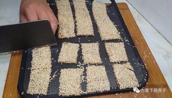 芝麻糯米粉這樣做，大勺一攪，做出好吃的軟糖片，平時待客全靠它