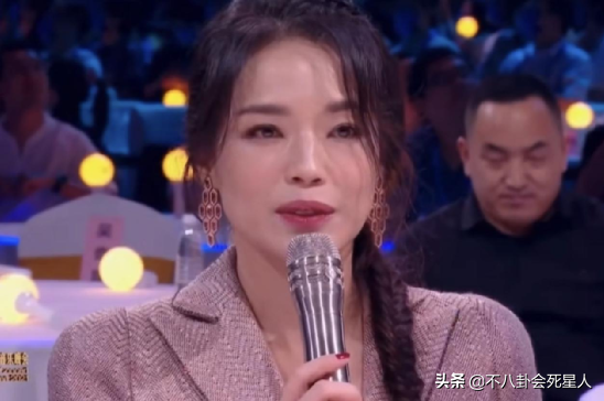 女星中秋晚會造型:關曉彤腰細,景甜貴氣,張小斐大氣,阿嬌胖了 女星中秋晚會造型:關曉彤腰細,景甜貴氣,張小斐大氣,阿嬌胖了