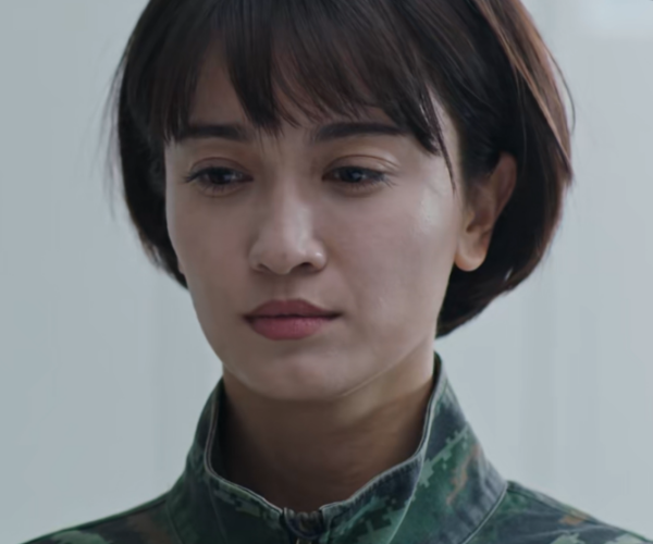 又一部軍旅劇開播，劇情還可以，但有點瑪麗蘇，演員妝容太過精緻