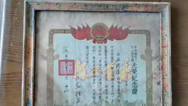 一張特殊的全家福：照相時英雄已經犧牲，妻子用肩膀頂住他的身體