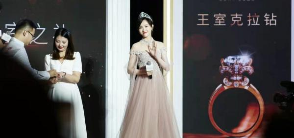 唐嫣真的是公主吧!穿碎鑽仙女裙戴王冠貴氣擋不住,幸福寫在臉上 唐嫣真的是公主吧!穿碎鑽仙女裙戴王冠貴氣擋不住,幸福寫在臉上