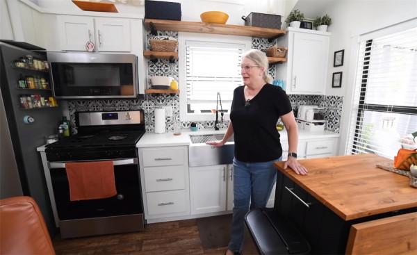 一位65歲奶奶獨居37㎡小家:利用4米層高做臥室,蝸居日子轉眼1年 一位65歲奶奶獨居37㎡小家:利用4米層高做臥室,蝸居日子轉眼1年