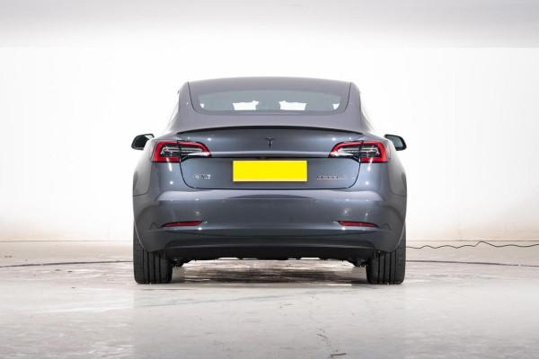 好看又好開的中型車，軸距2875mm，最快3&period;3秒破百，特斯拉Model 3