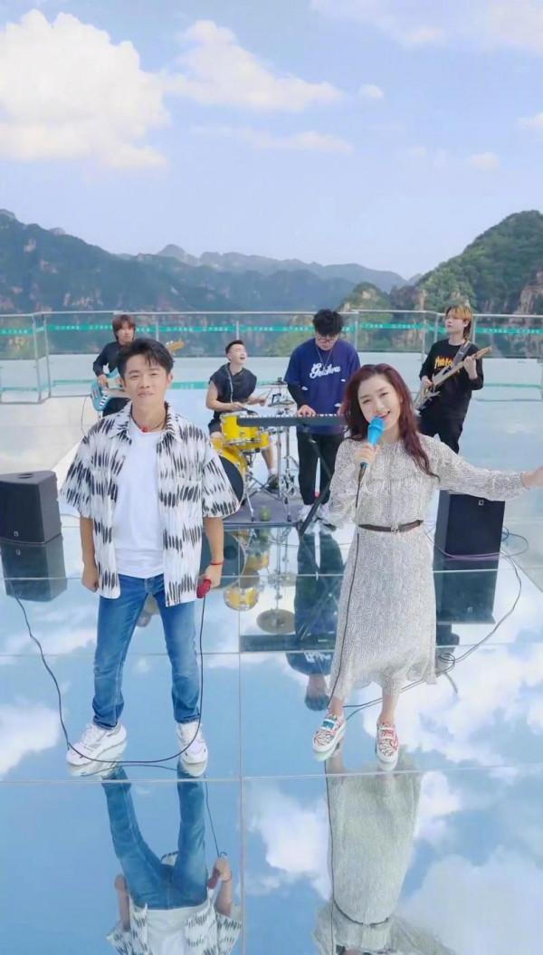 玲花真是越活越瀟灑，在群山中開演唱會太瀟灑，穿碎花裙優雅滿滿