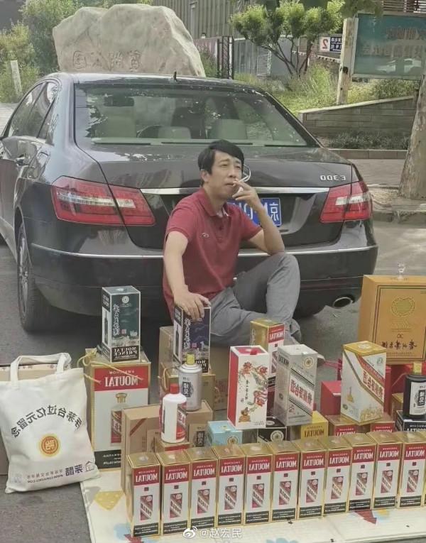 這張老照片只認得出成龍和賈玲，其他兩個是誰？