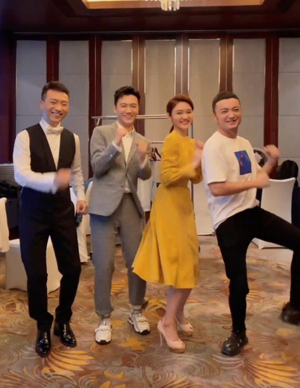 龍洋在央視真受寵，主持人合影她穿長裙站C位，康輝小尼分列兩邊