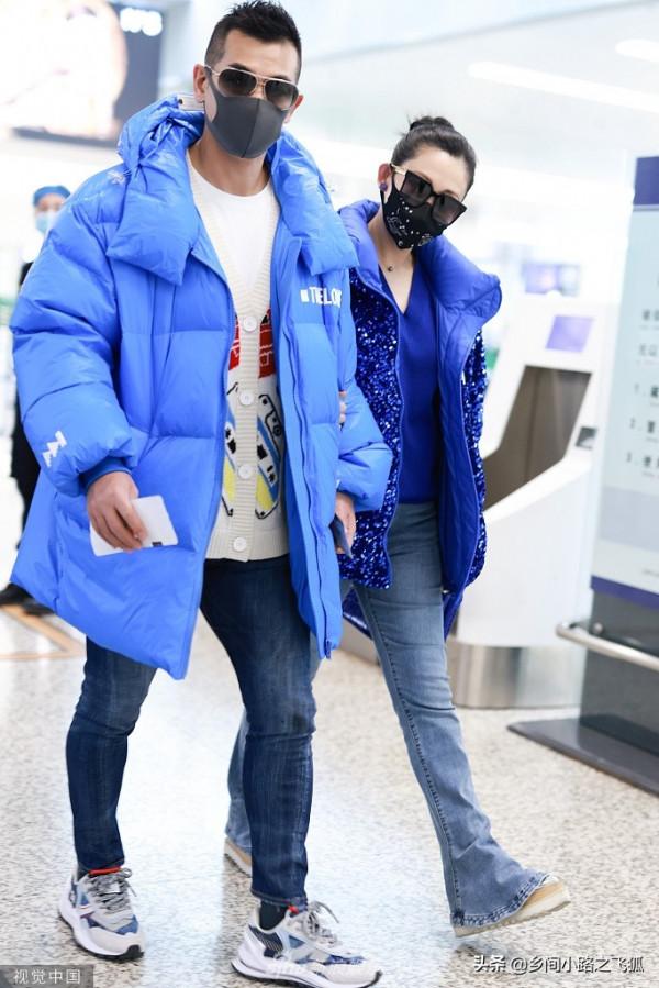 趙文卓張丹露夫婦同穿藍色系外套 步調一致挽手走顯甜蜜