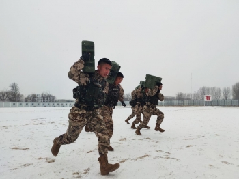 迎寒而上，雪地練兵火力全開