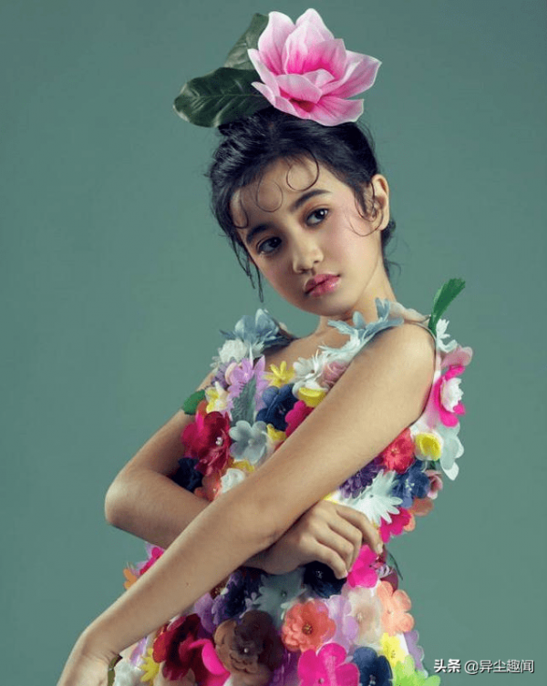 10歲精通5國語言！柬埔寨甜美混血小公主五官好夢幻，能歌善舞