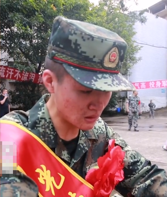 忠孝難兩全！四川一小夥即將步入軍營，因外公去世家人無法相送
