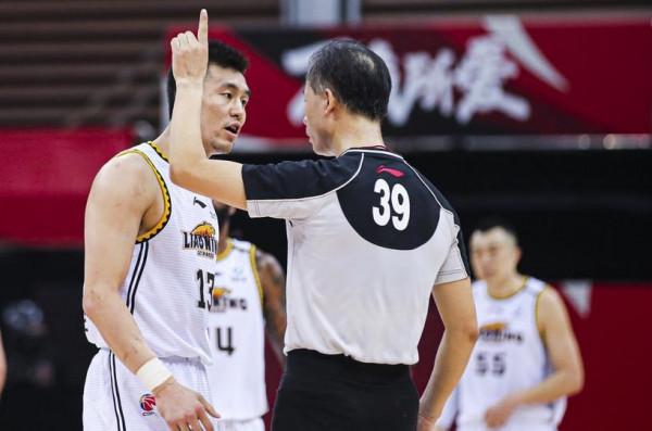 郭艾倫首秀演砸吃T，裁判搶戲力揮殺威棒，我的地盤我說了算