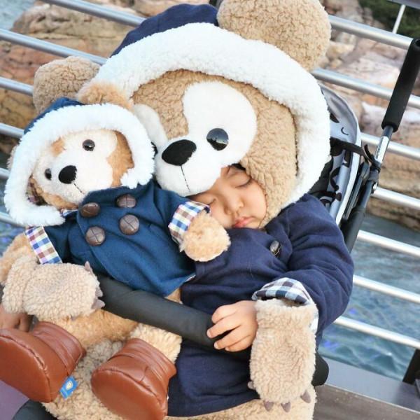 可愛的孩子們穿著媽媽為他們製作的手工服裝 可愛的孩子們穿著媽媽為他們製作的手工服裝