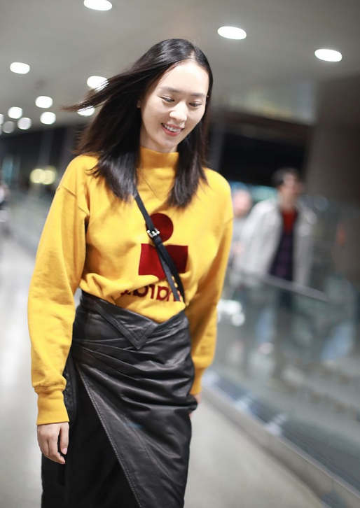 36歲的童瑤瘦過頭！衛衣掖在皮裙裡還有曲線感，頭髮稀疏老態初顯