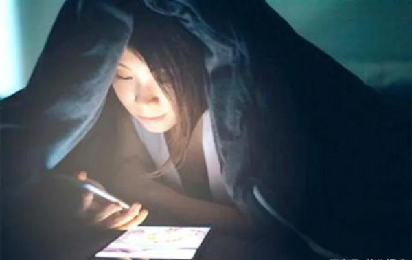 總是熬夜看手機，7個毛病找上門