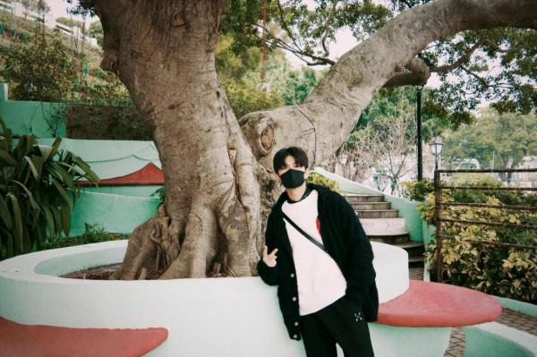 任嘉倫街頭隨拍，白色毛衣搭配黑色襯衣，清爽帥氣，滿滿男友風