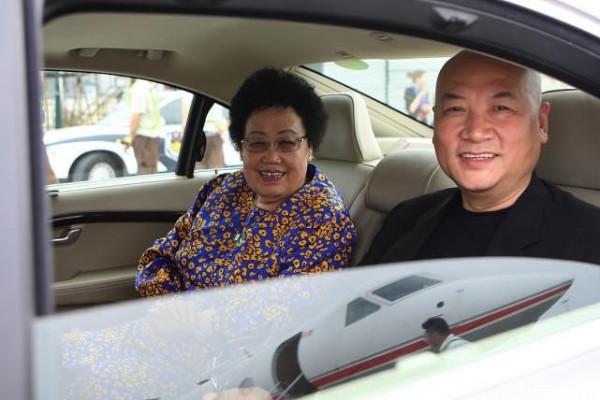 女人胖不胖還是得看氣質,陳麗華就算衣品不高,但卻很有奢侈感 女人胖不胖還是得看氣質,陳麗華就算衣品不高,但卻很有奢侈感