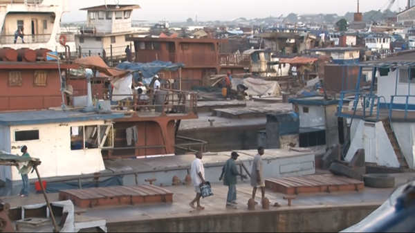 非洲瘋狂貨輪,竟然載上了2000人,遠遠看去就像一個漂浮的貧民窟 非洲瘋狂貨輪,竟然載上了2000人,遠遠看去就像一個漂浮的貧民窟