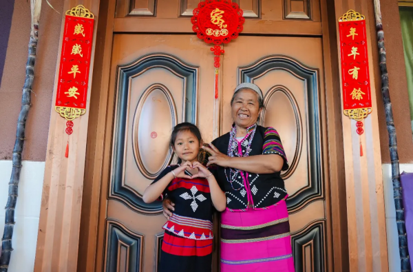 西盟：“媽媽牌”新衣裡藏著“年”