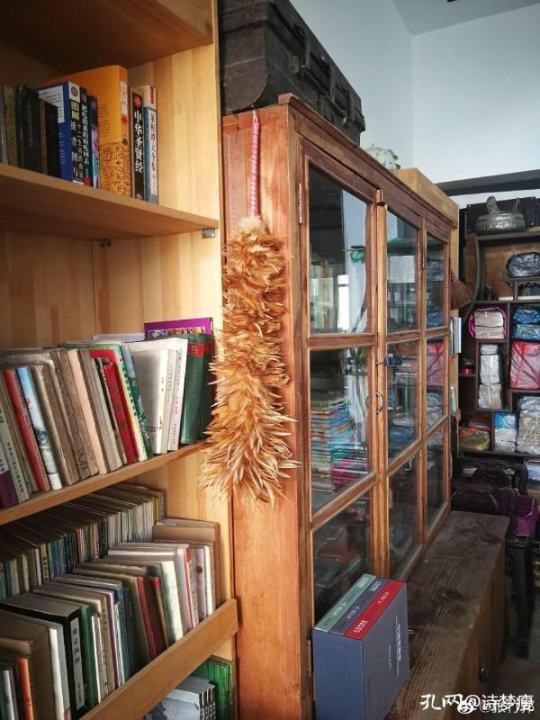 曬曬書架:別人床頭箱子置金錢與重要細軟,而我置的是重要藏書 曬曬書架:別人床頭箱子置金錢與重要細軟,而我置的是重要藏書