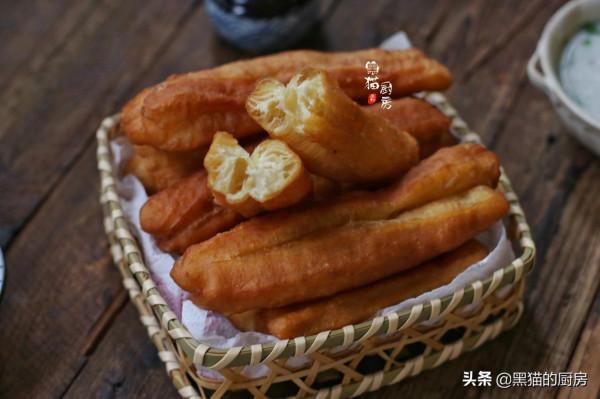 炸油條用普通麵粉還是高筋麵粉？酵母粉還是泡打粉？我來告訴你