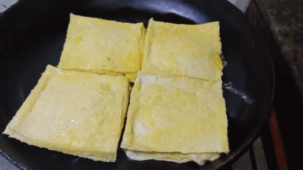 孩子不愛吃飯？1根香蕉2片面包做個爆漿小甜點，營養又好吃