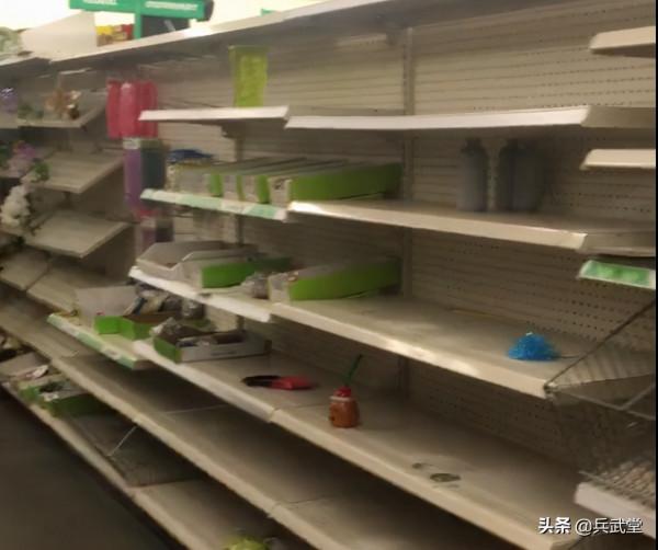 美國超市貨物短缺解決了？用塑膠瓶代替貨物，拿著美金原地觀賞