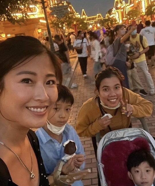 洪金寶兒媳婦帶兒子外出遊玩，因小腹凸起被傳懷孕，事後出面否認