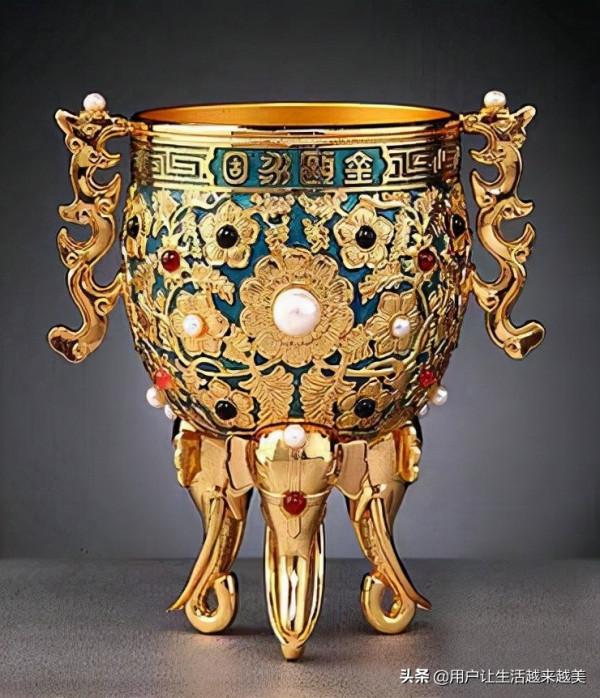 北京故宮是世界上現存規模最大、儲存最完整的木質結構古建築之一