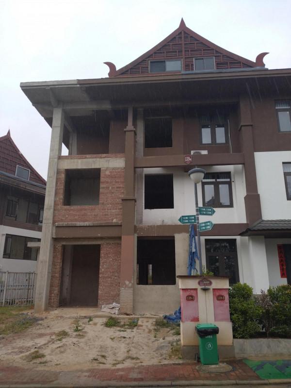 剛剛裝修好的別墅就要拆，是自願還是被迫，如此舉動勞命傷財