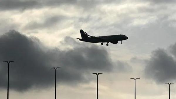 偷渡客藏飛機起落架11小時抵達荷蘭！警方：非常了不起